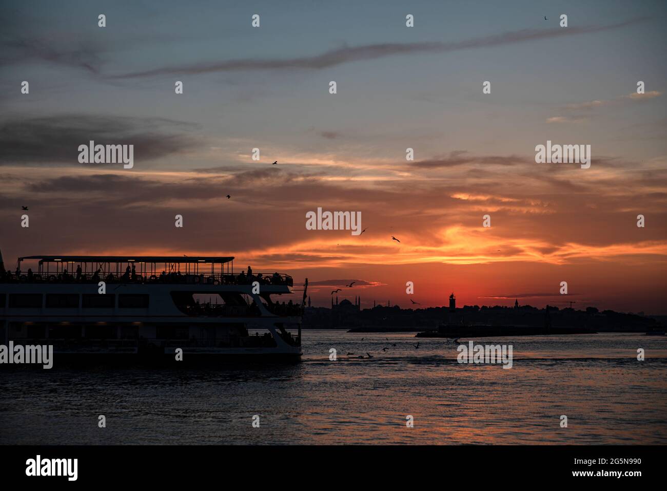 Istanbul, Turchia. 28 Giugno 2021. Un traghetto passa dalla spiaggia di Kadikoy durante il tramonto. (Foto di Onur Dogman/SOPA Images/Sipa USA) Credit: Sipa USA/Alamy Live News Foto Stock