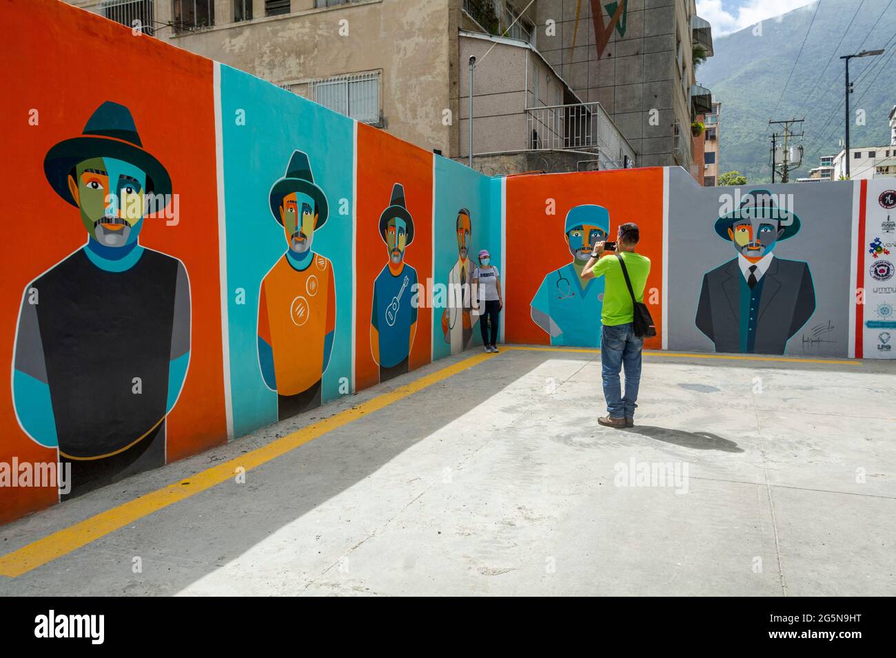 Replica del murale 'A Beato in Wynwood', realizzato da Eduardo Sanabria (Edo), che illustra 6 sfaccettature di Jose Gregorio Hernandez: Icona, medico, chirurgo, Foto Stock