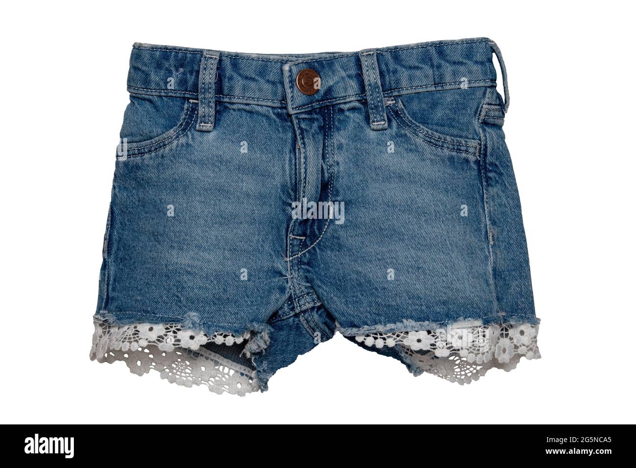 Jeans isolati. Eleganti pantaloni o pantaloni in denim blu corti e alla  moda per bambina isolati su sfondo bianco. Jeans moda estate e autunno. Dal  Foto stock - Alamy