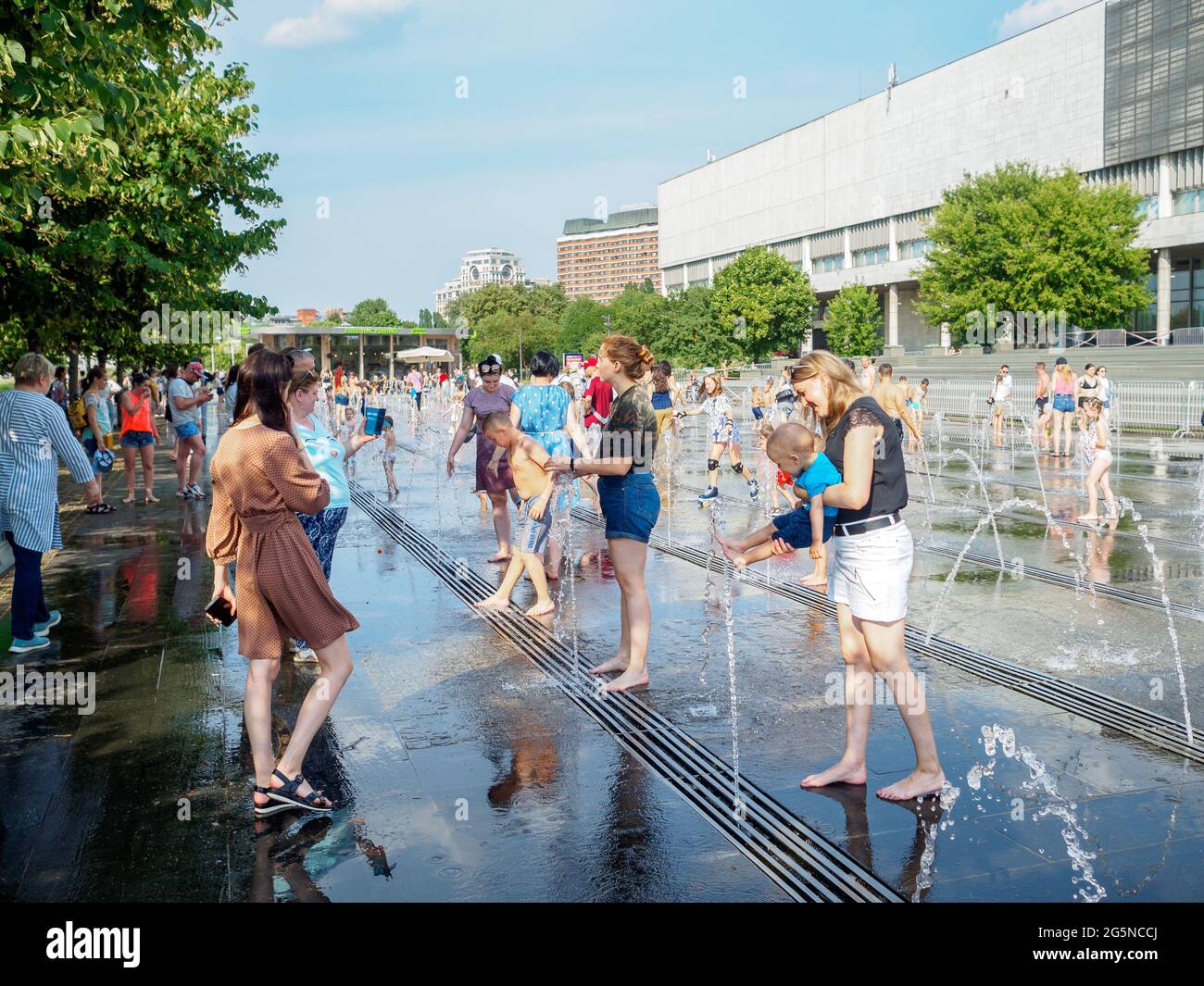 Mosca, Russia, 26 giugno 2021. Adulti e bambini si bagnano nei getti della fontana nel Parco Muzeon. Intrattenimento in acqua per i cittadini su un Foto Stock