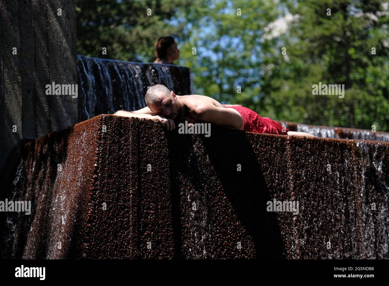 Portland, Stati Uniti. 28 Giugno 2021. Un uomo si raffredda al Keller Fountain Park di Portland, Ore., il 28 giugno 2021, dove le temperature hanno raggiunto un alto di 116 gradi Fahrenheit. (Foto di Alex Milan Tracy/Sipa USA) Credit: Sipa USA/Alamy Live News Foto Stock