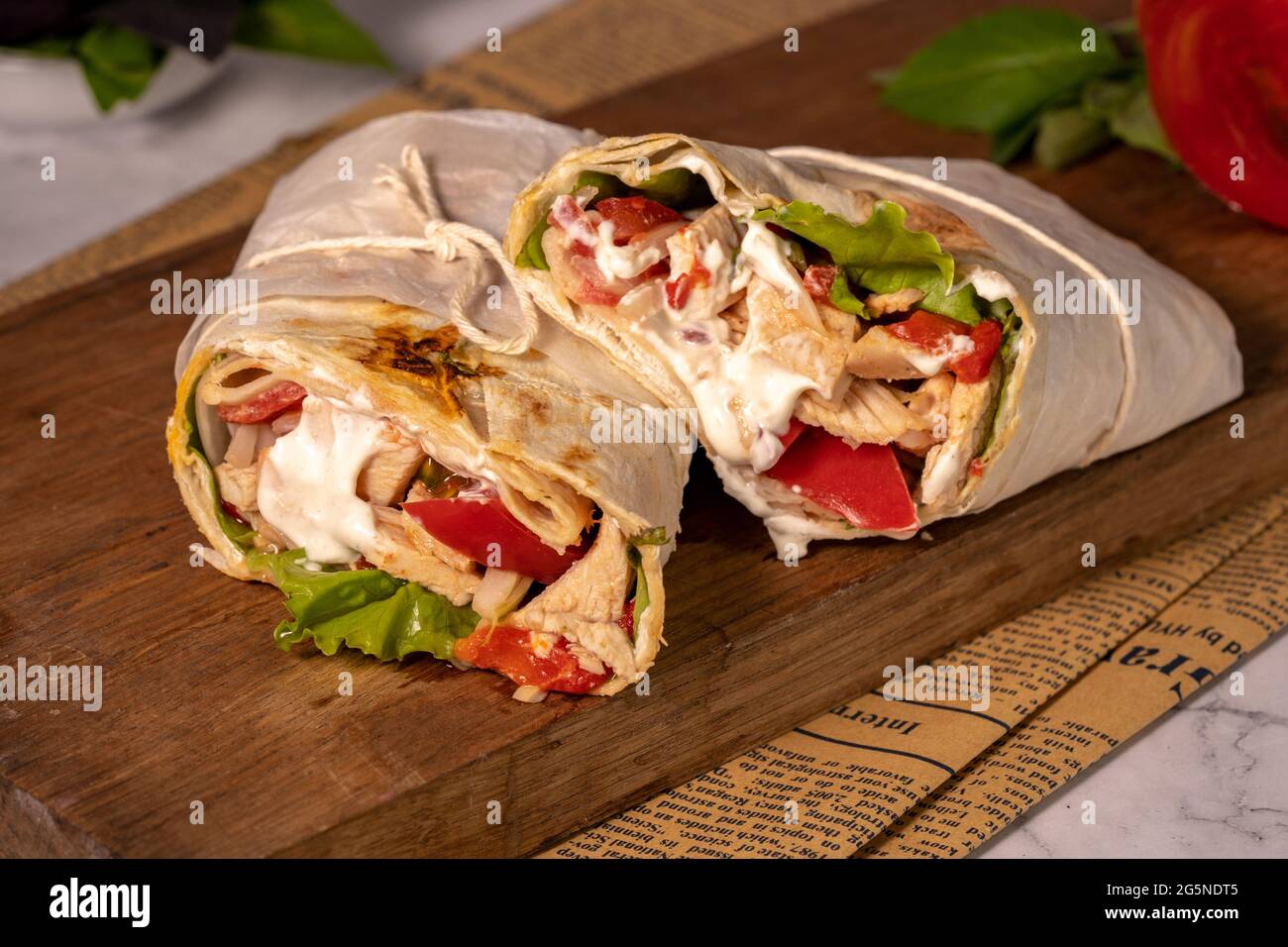 Shawarma o burrito o involtino di pollo fatti in casa con verdure e salsa Foto Stock