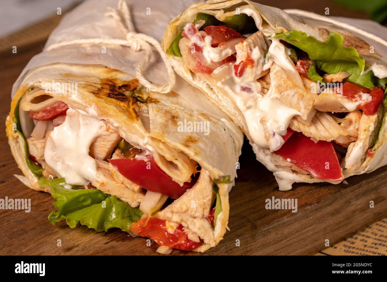 Shawarma o burrito o involtino di pollo fatti in casa con verdure e salsa Foto Stock