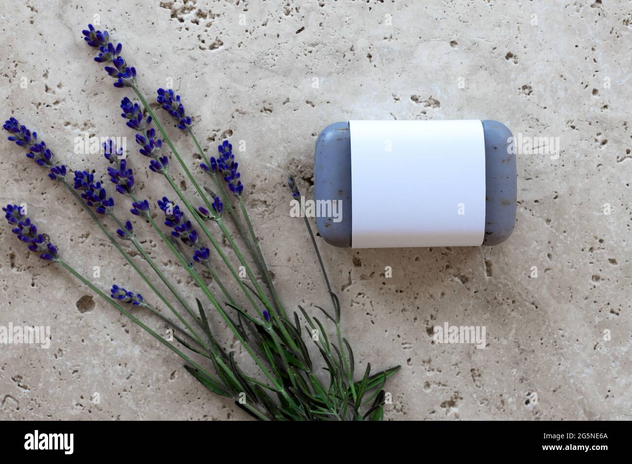 Sapone alla lavanda con benderolo bianco non etichettato con fiori di lavanda freschi Foto Stock