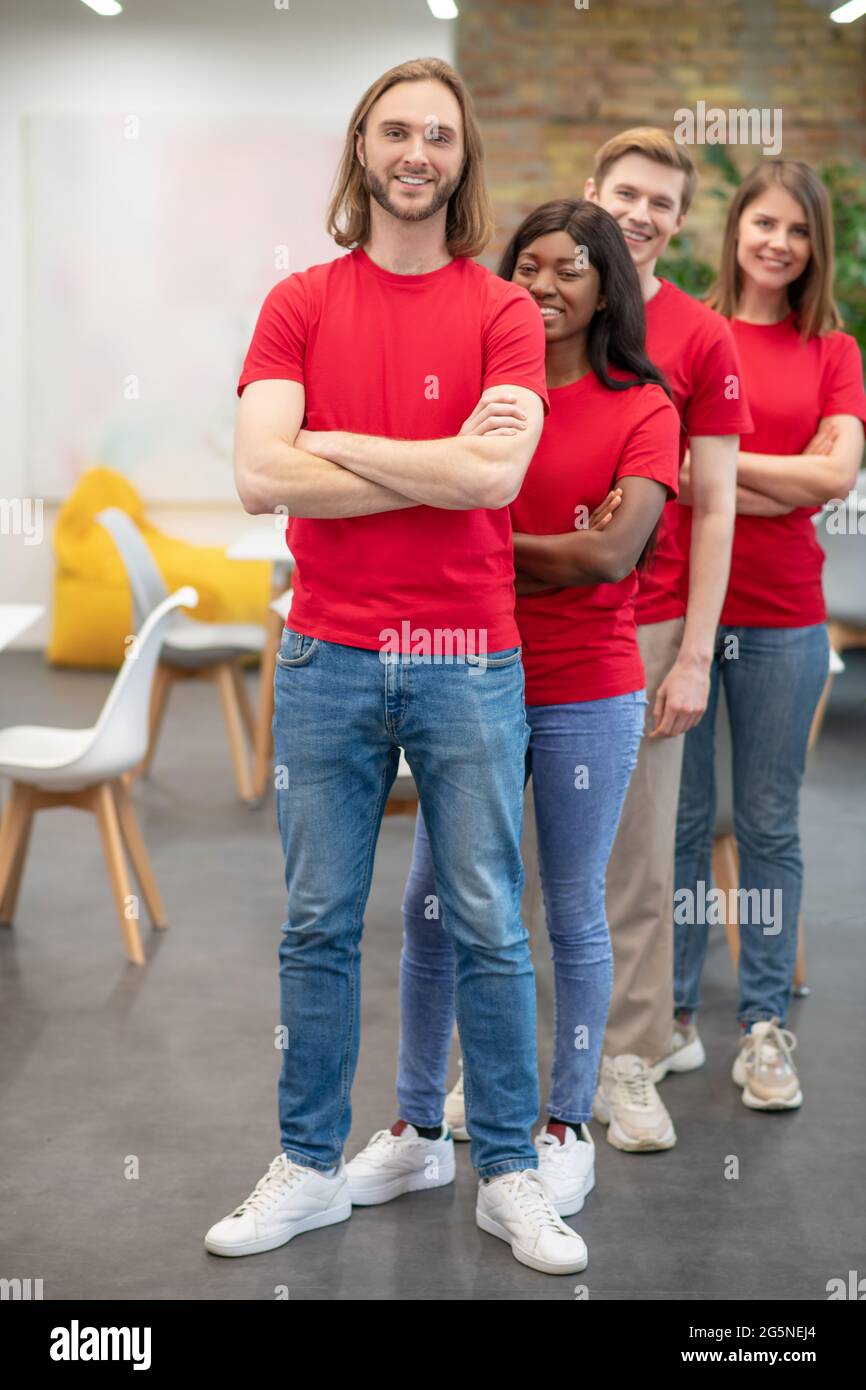 Due volontari di ragazzi e ragazze che si levano in piedi uno ad uno Foto Stock