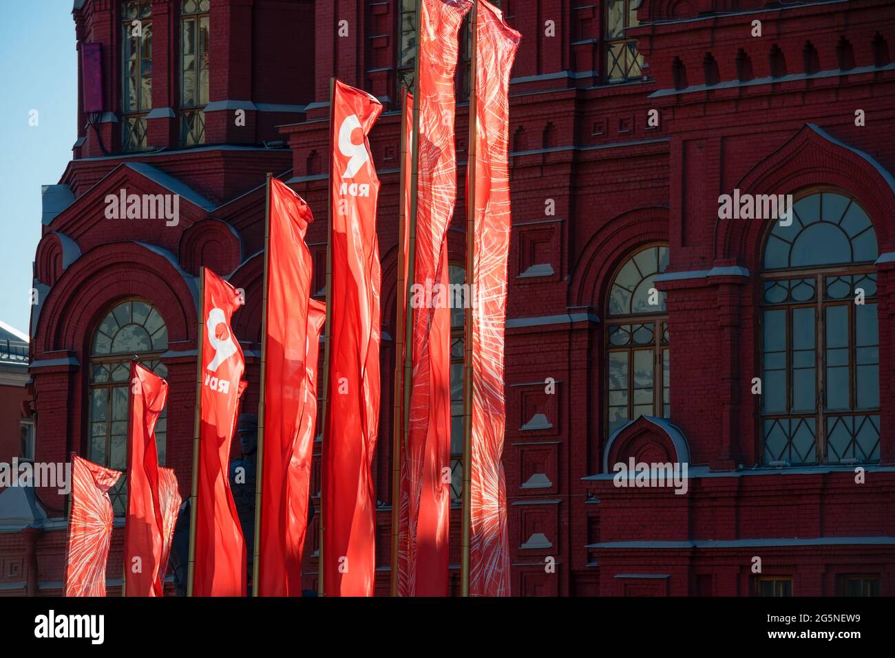 Mosca, Russia - 10 maggio 2021: Bandiera festiva esposta di fronte al Museo storico durante le celebrazioni della Festa della Vittoria Foto Stock