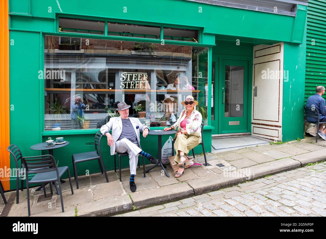 Street café, Folkestone, Old High Street, Old Quarter, Kent, REGNO UNITO Foto Stock