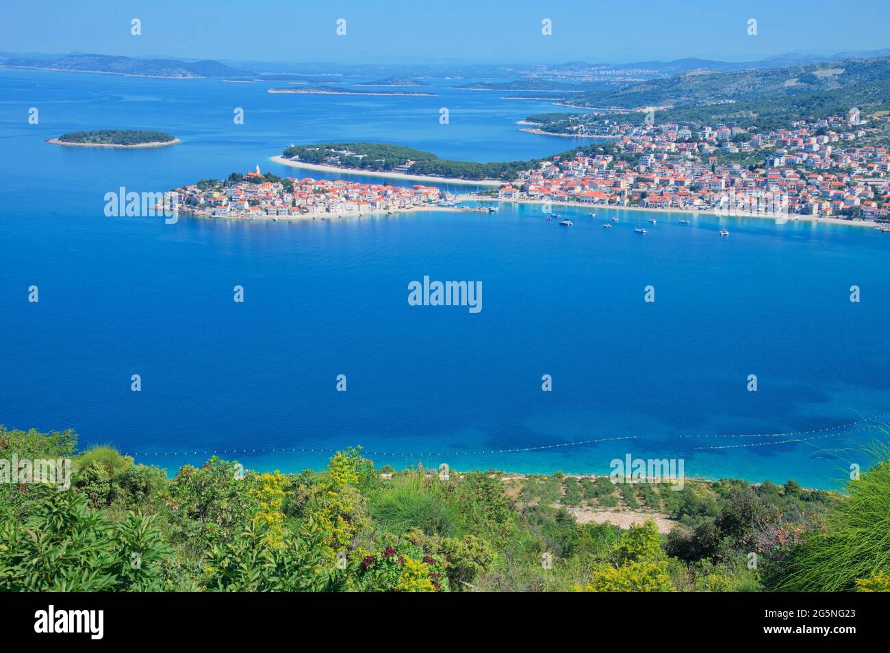 Vista areale della città mediterranea sul mare blu chiaro Foto Stock