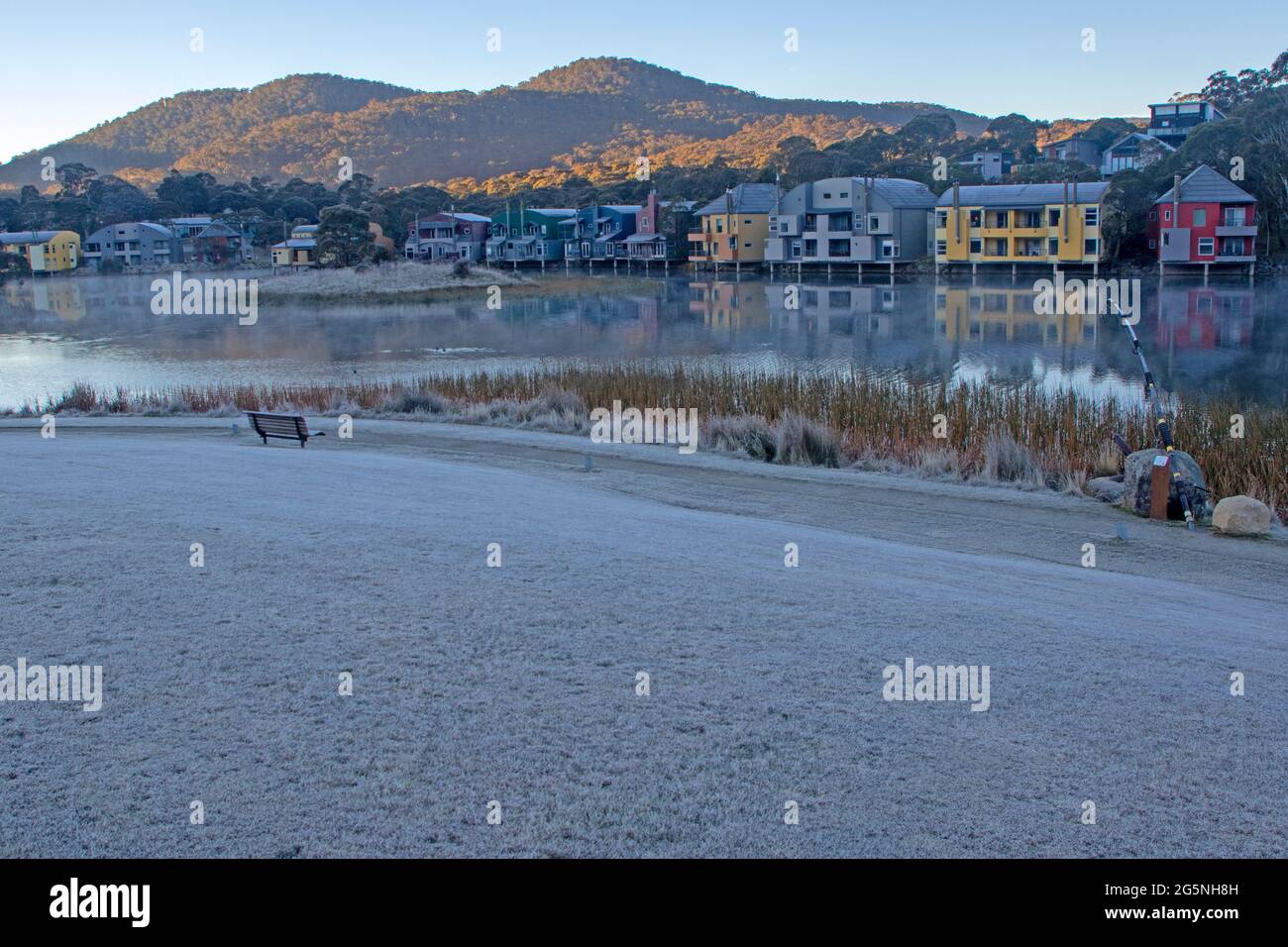 Alba ghiacciata sul lago Crackenback Foto Stock