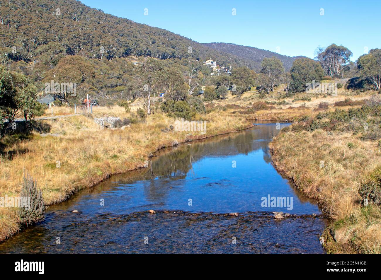 Fiume Thredbo nel villaggio di Thredbo Foto Stock