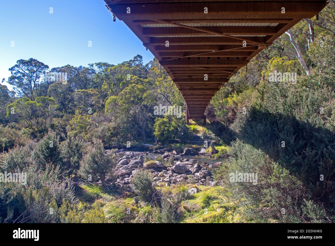 Ponte sospeso sul fiume Thredbo sulla pista della Valle di Thredbo Foto Stock