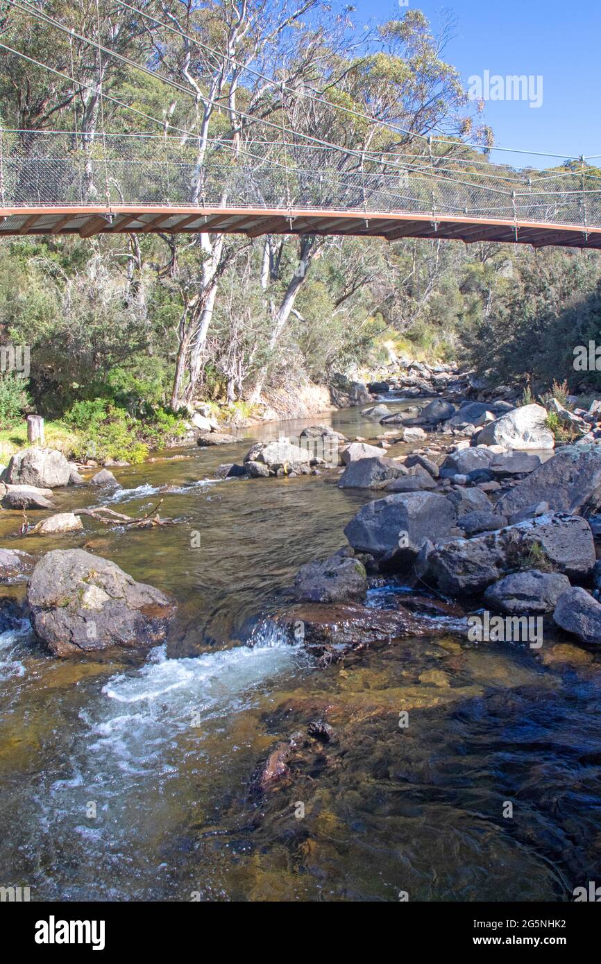 Ponte sospeso sul fiume Thredbo sulla pista della Valle di Thredbo Foto Stock