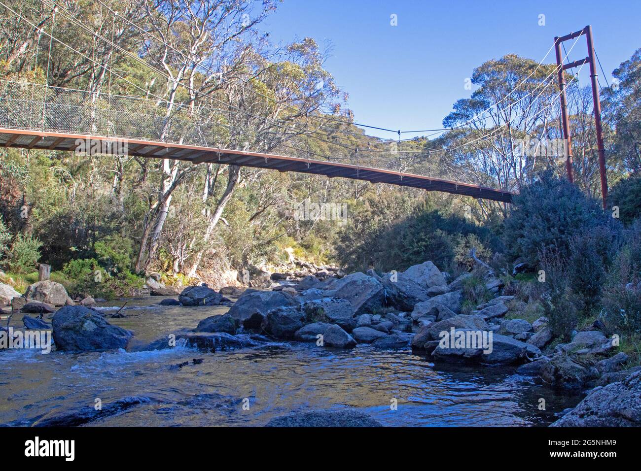 Ponte sospeso sul fiume Thredbo sulla pista della Valle di Thredbo Foto Stock