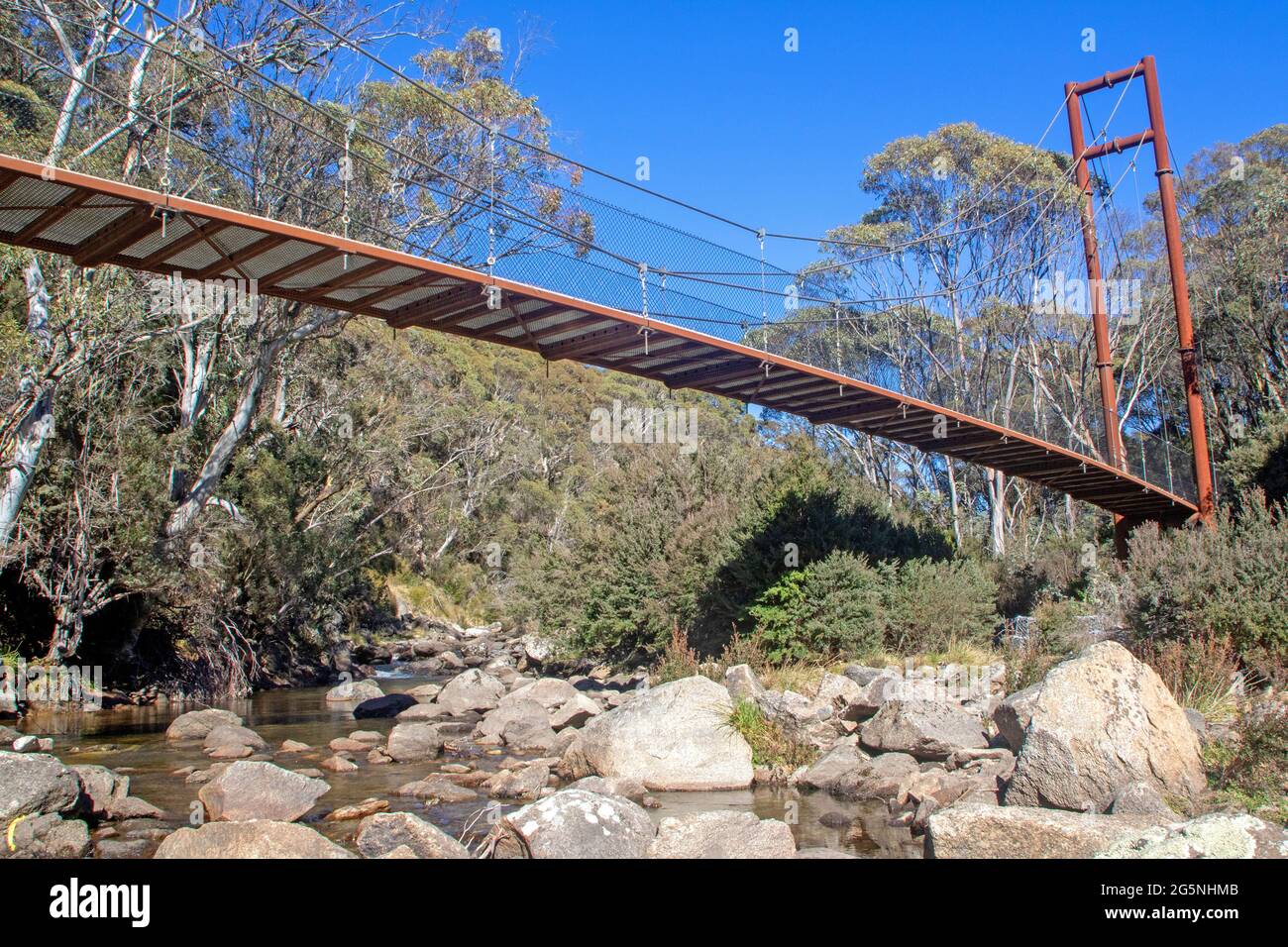 Ponte sospeso sul fiume Thredbo sulla pista della Valle di Thredbo Foto Stock