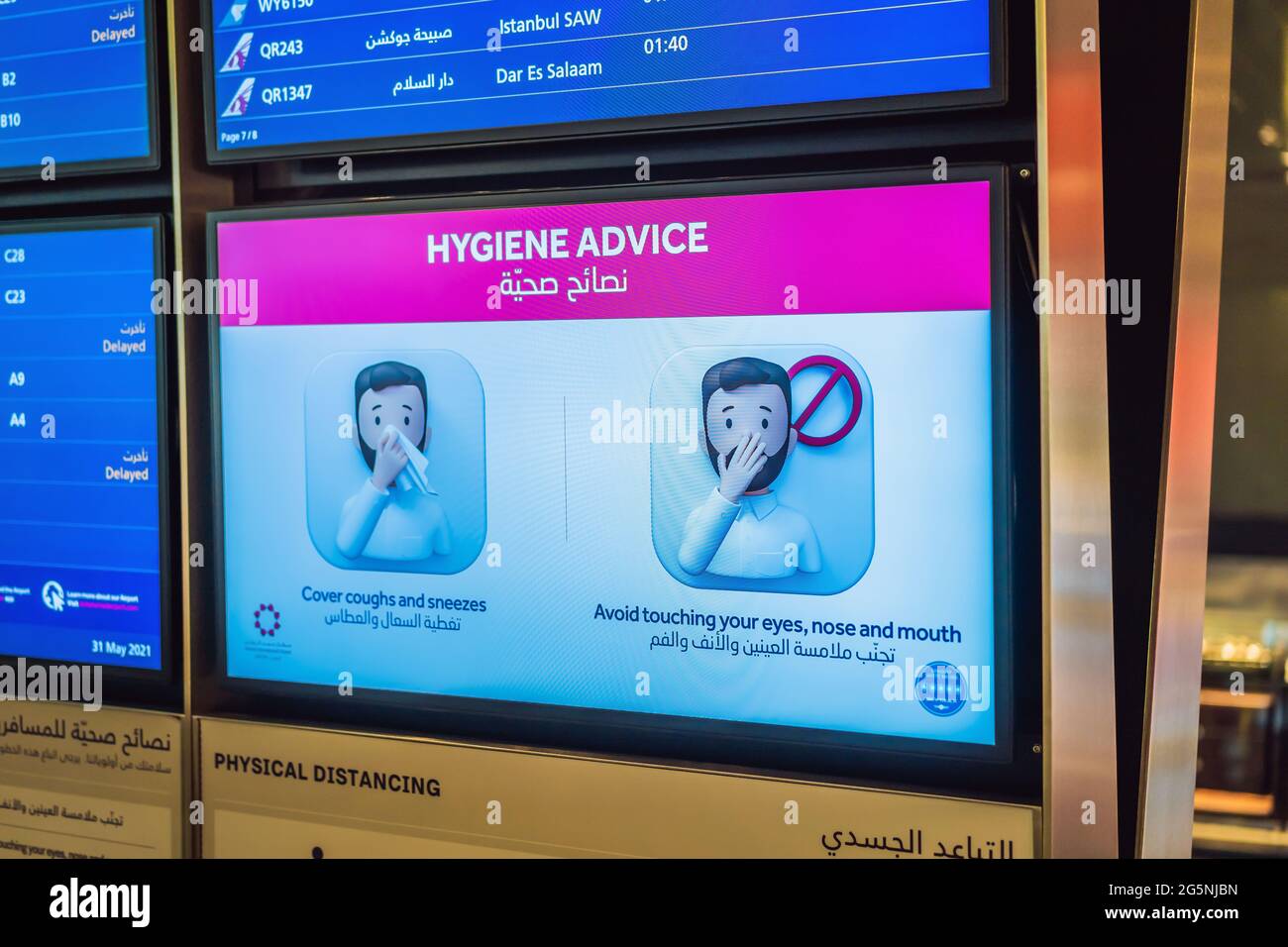 31.05.2021, Doha, Qatar: Schermo con avviso di sicurezza per il coronavirus in aeroporto Foto Stock