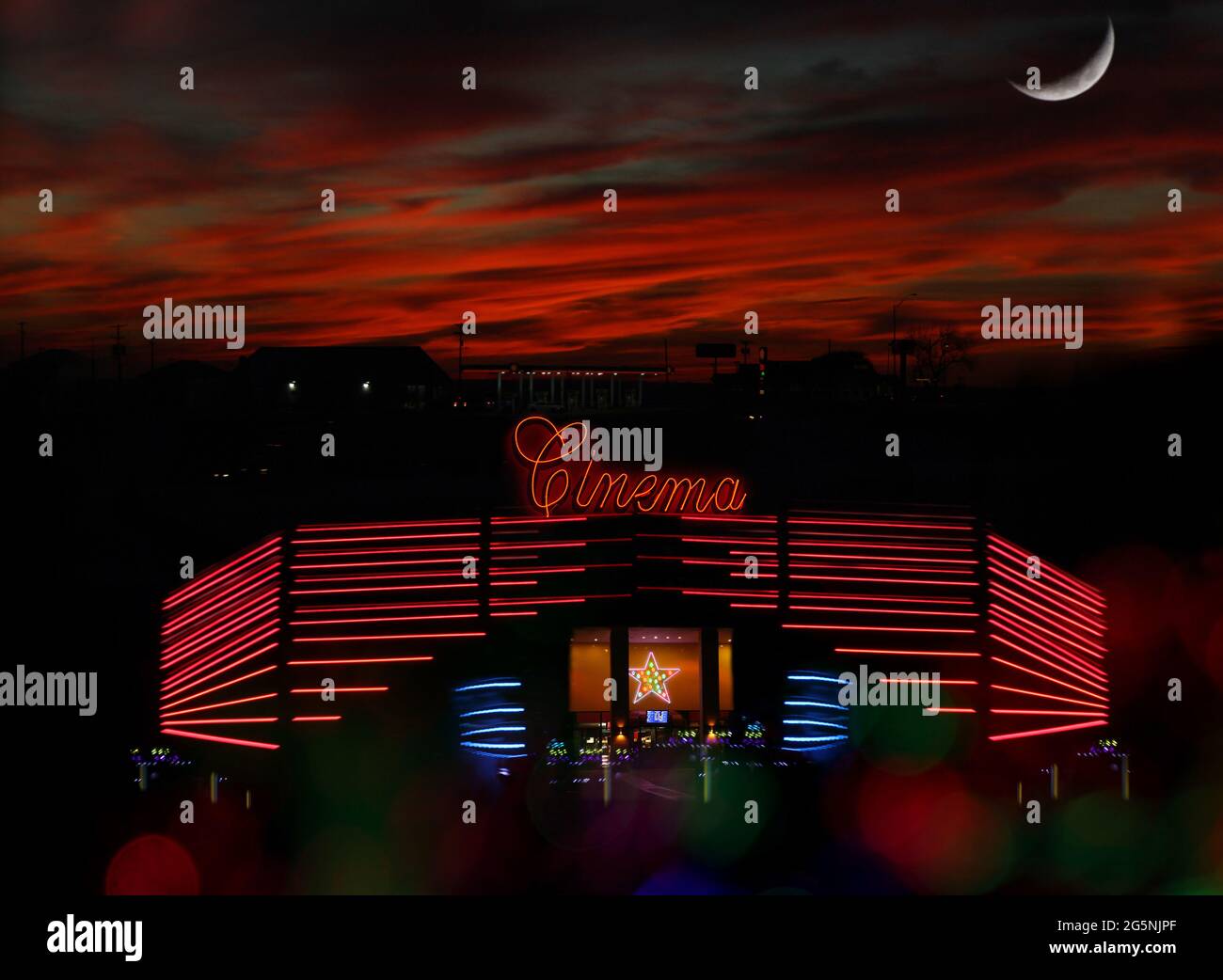 Composito fotografico - luci strisce utilizzate per creare l'edificio. Aggiunta di una foto di una finestra cinematografica per creare un effetto realistico. 6 immagine composita fotografica Foto Stock
