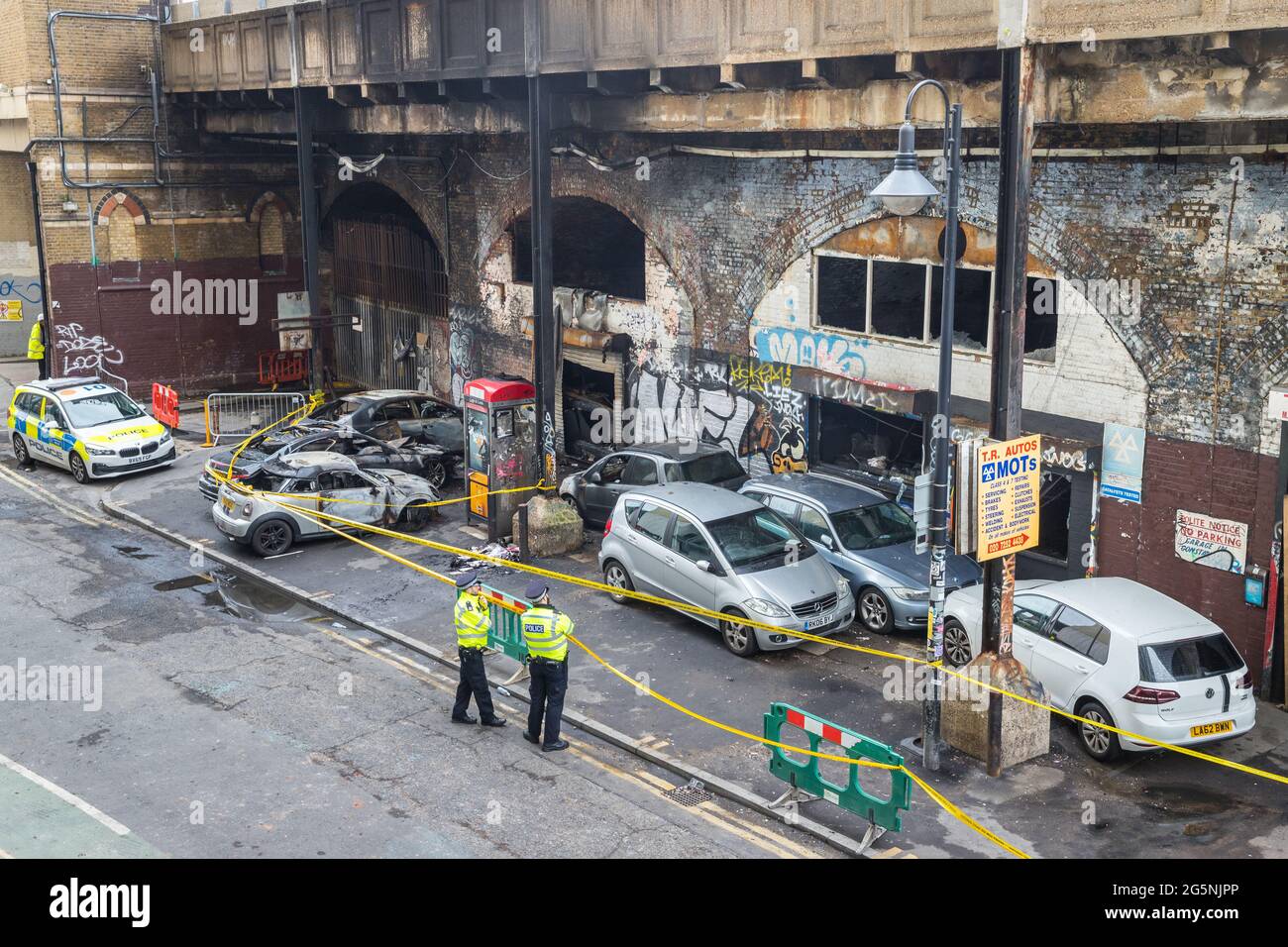 Danni al sito di un incendio sotto la stazione ferroviaria Elephant and Castle, Londra, il giorno dopo Foto Stock