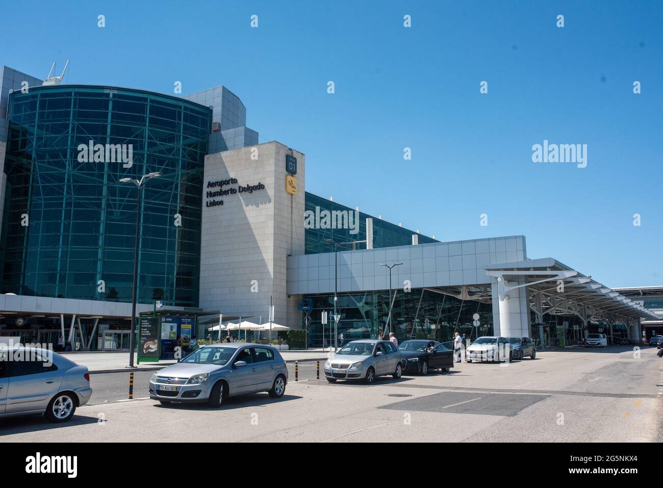 Lissabon, Portogallo. 28 Giugno 2021. Vista dell'aeroporto di Humberto Delgado prima che entrino in vigore nuovi controlli per i viaggiatori. In considerazione dell'aumento delle infezioni da Corona della varietà Delta, la polizia federale effettuerà controlli speciali presso l'aeroporto di Francoforte sui viaggiatori provenienti dal Portogallo a partire dal 29.06.2021. Credit: Paulo Mumia/dpa/Alamy Live News Foto Stock