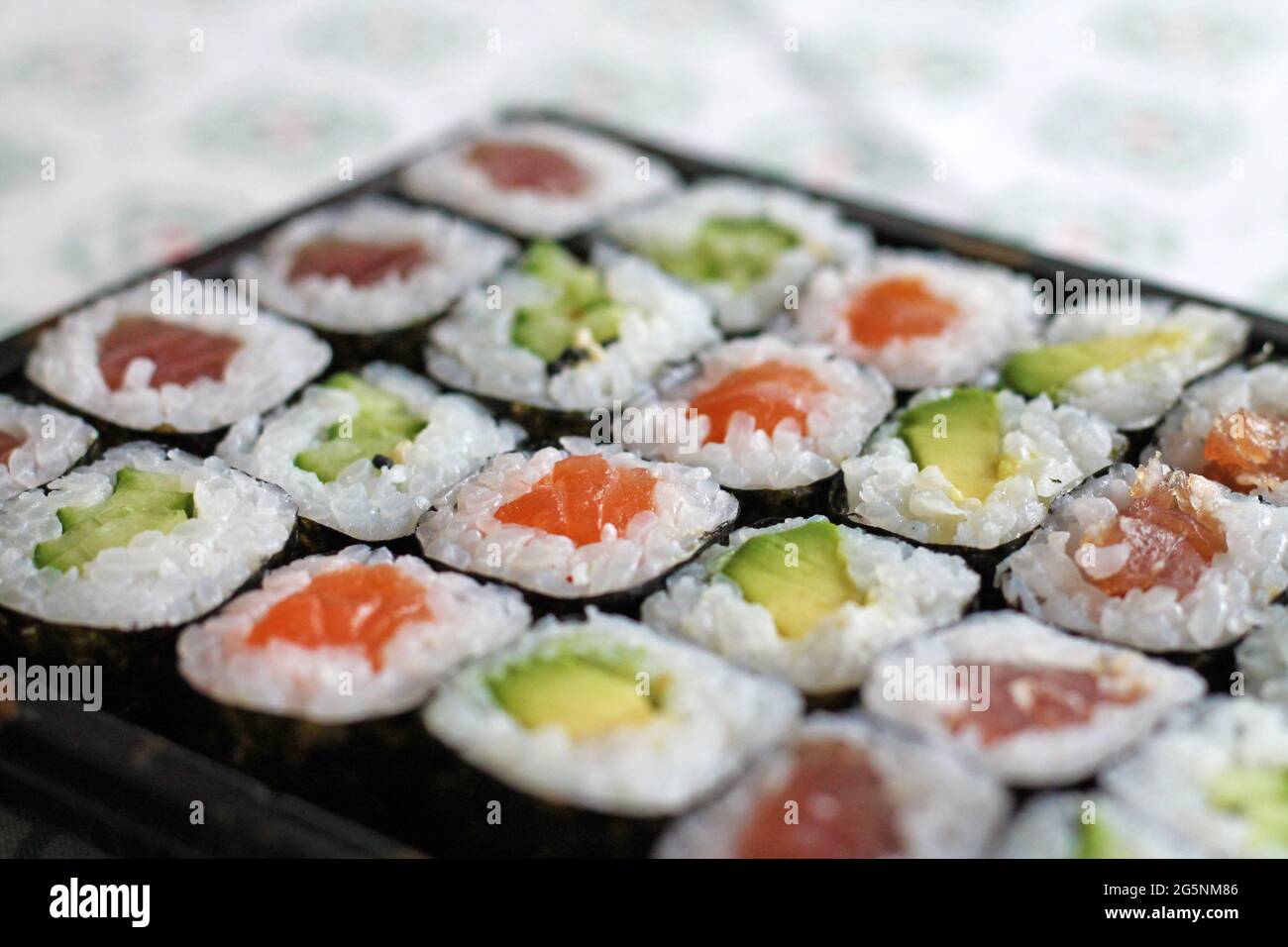 Set di sushi roll. Diversi tipi di sushi da vicino. Foto Stock