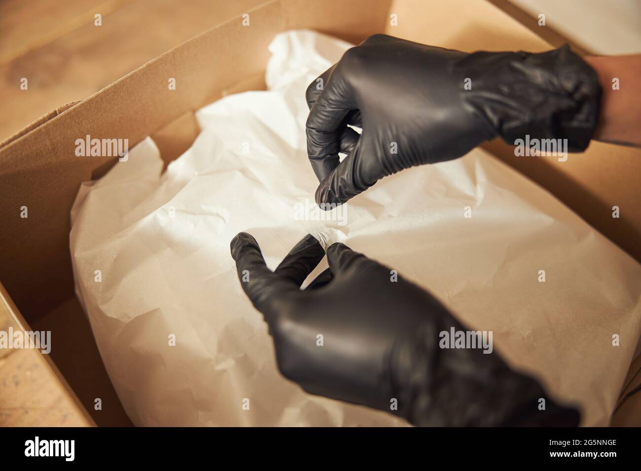 Operatore in guanti in nitrile preparazione della confezione per la spedizione Foto Stock