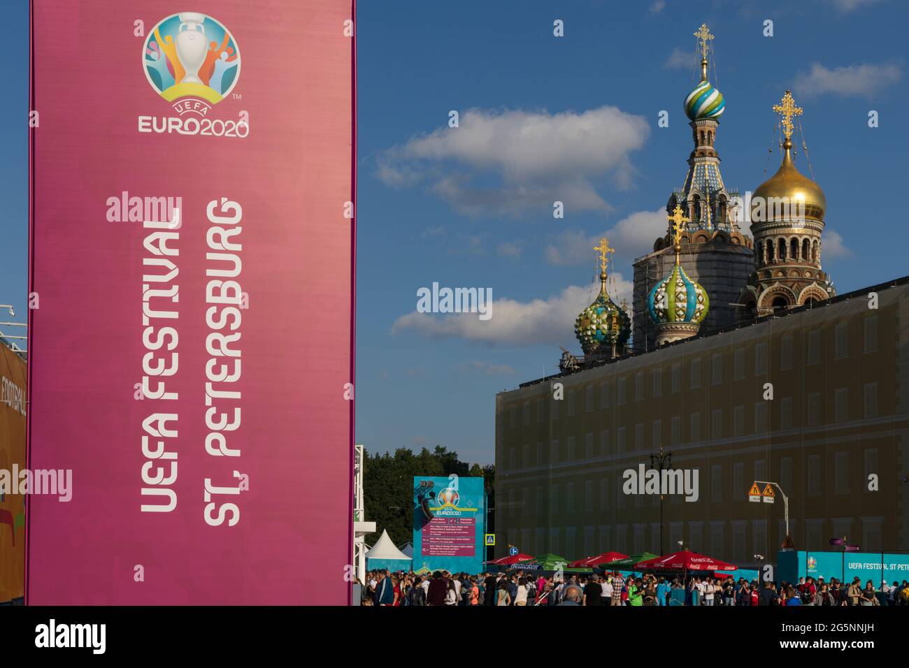San Pietroburgo, Russia - 12 giugno 2021: Cartellone con i simboli del Campionato di calcio 'Euro 2020' e la Chiesa del Salvatore su Spilled Foto Stock