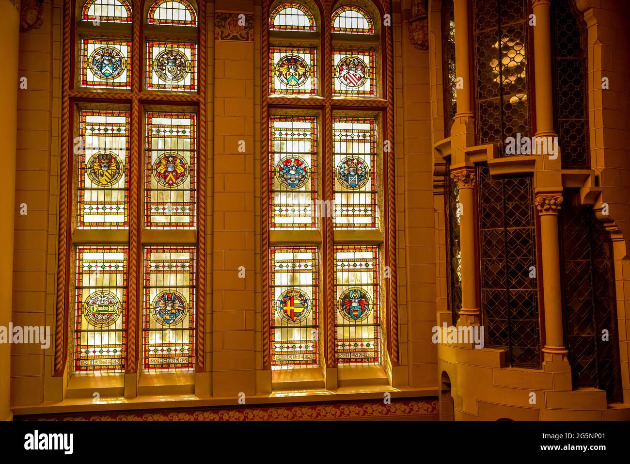 Amsterdam, Paesi Bassi. Settembre 2020. Vetrate colorate nel Grote Kerk e Rijskmuseum di Amsterdam, Paesi Bassi. Foto di alta qualità Foto Stock