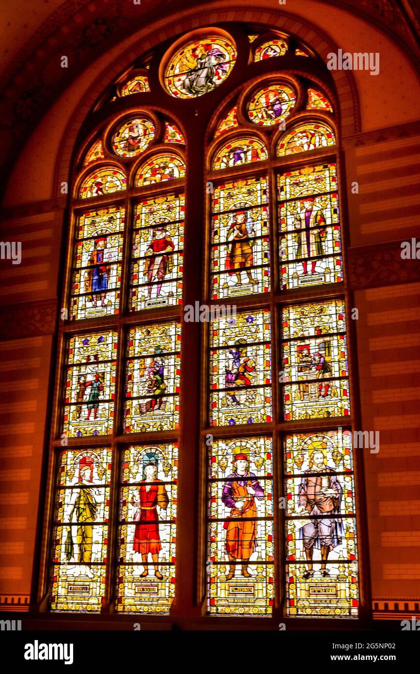 Amsterdam, Paesi Bassi. Settembre 2020. Vetrate colorate nel Grote Kerk e Rijskmuseum di Amsterdam, Paesi Bassi. Foto di alta qualità Foto Stock