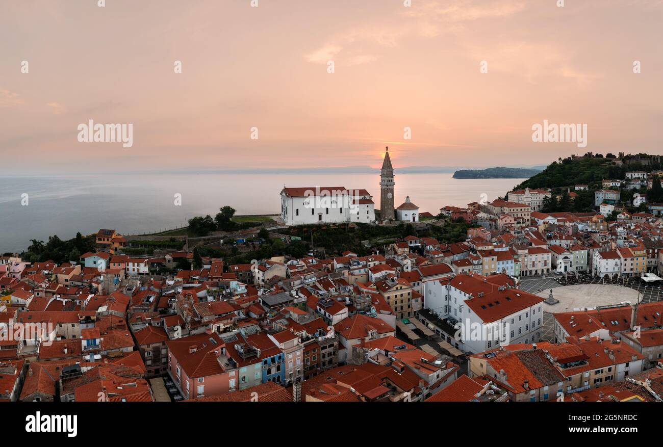 Foto panoramica sulla città vecchia di pirano in Slovenia incredibili luci mattutine in questa penisola con il Campanile Zvonik, che cosa è il punto di riferimento Foto Stock