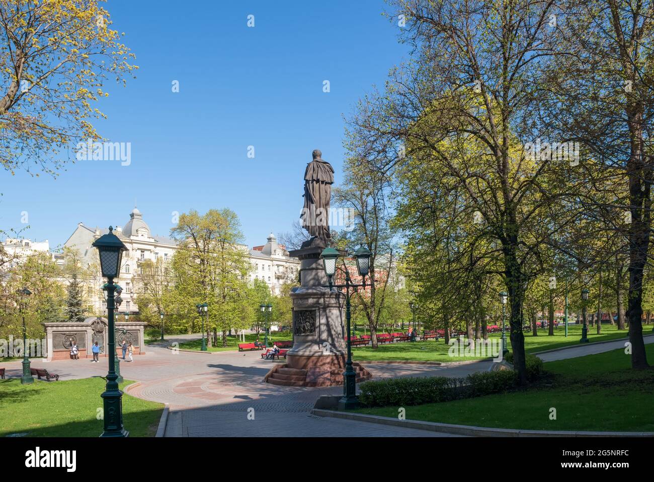 Mosca, Russia - 10 maggio 2021: Monumento all'Imperatore Alessandro I. inaugurato il 20 novembre 2014 nel Giardino di Alessandro, vicino alla porta Borovitsky Foto Stock