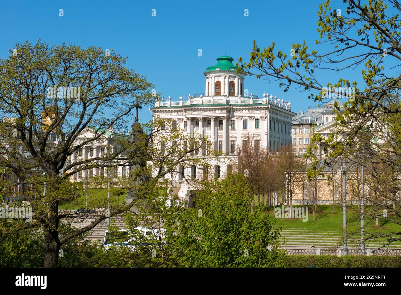 Mosca, Russia - 10 maggio 2021: La Casa di Pashkov è uno degli edifici classicisti più famosi di Mosca, ora la Biblioteca di Stato Russa. Progettato da V. Foto Stock