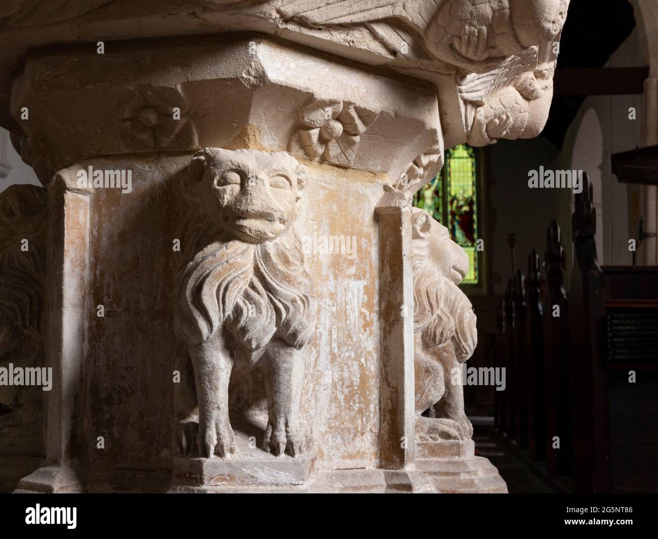 Particolare del carattere chiesa Bruisyard che mostra leoni scolpiti seduti Foto Stock