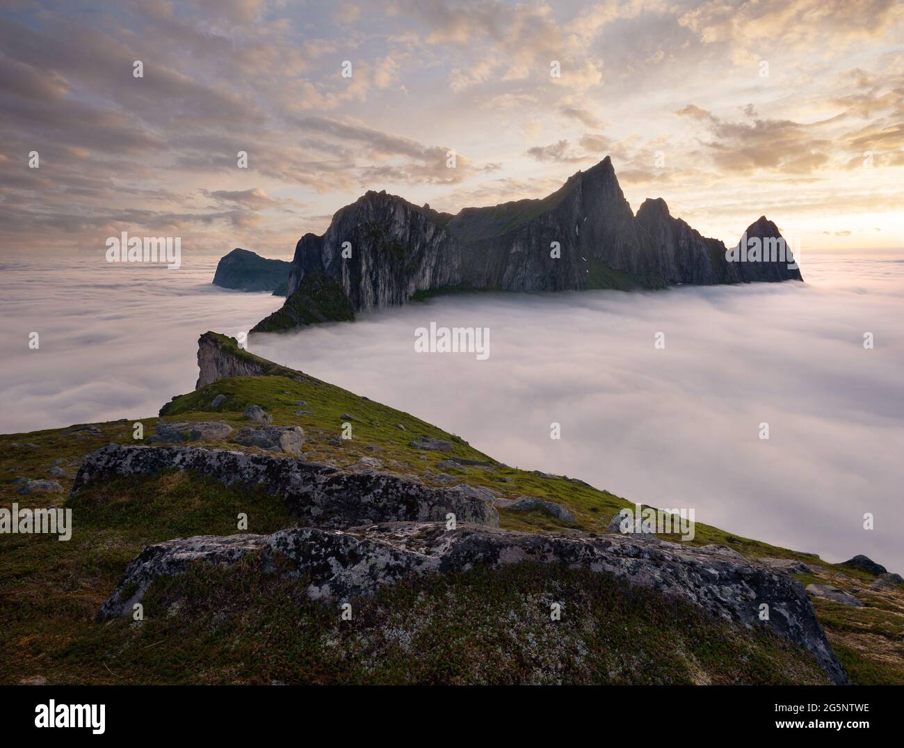 Vista sulla montagna Hesten, Senja, Norvegia. Suggestivo paesaggio artico estivo. Foto Stock