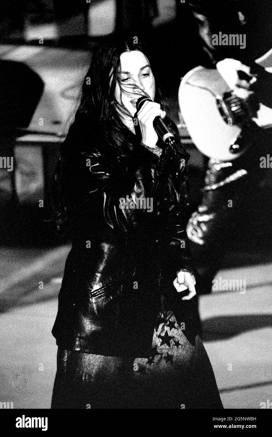 Sanremo Milano Italia, 24/02/1996 :il cantante Alanis Morissette durante la soundcheck prima del concerto Foto Stock