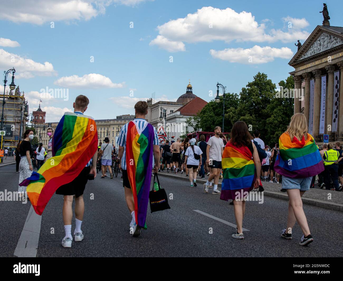 Berlino, Germania - 26 giugno 2021 - le persone alla manifestazione Christopher Streer Day (CSD) hanno una bandiera arcobaleno a Berlino Foto Stock