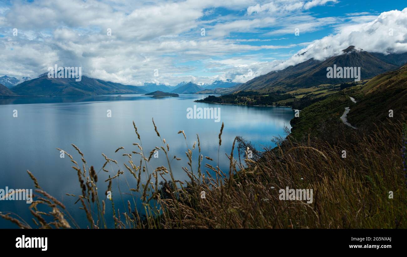 Vista dal belvedere di Bennets Bluff sul Lago Wakatipu, sull'Isola di Pig e sull'Isola di Pigeon e sul Parco Nazionale del Monte che aspira. Queenstown, regione di Otago, Isola del Sud Foto Stock