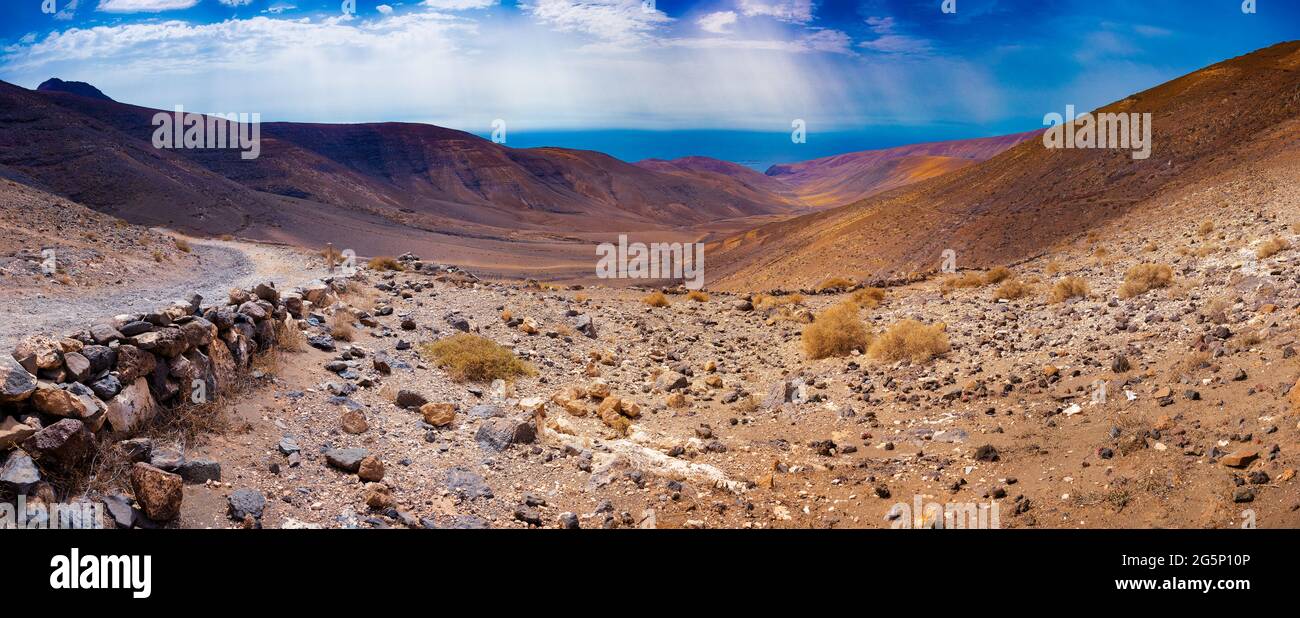 Paesaggio montagne, vulcani e crateri in paesaggio selvaggio. Paesaggio vulcanico al Parco Nazionale di Timanfaya, Isola di Lanzarote, Isole Canarie, Spagna. Foto Stock