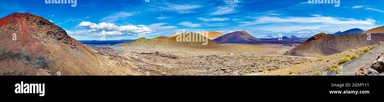 Paesaggio montagne, vulcani e crateri in paesaggio selvaggio. Paesaggio vulcanico al Parco Nazionale di Timanfaya, Isola di Lanzarote, Isole Canarie, Spagna Foto Stock