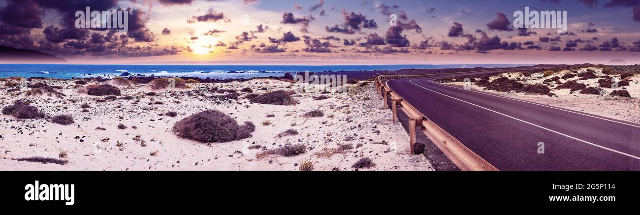 Strada attraverso il paesaggio panoramico fino alla destinazione. Immagine relativa a viaggi inesplorati e avventure su strada.concetto di viaggio in auto. Foto Stock
