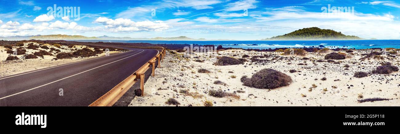 Strada attraverso il paesaggio panoramico fino alla destinazione. Immagine relativa a viaggi inesplorati e avventure su strada.concetto di viaggio in auto. Foto Stock