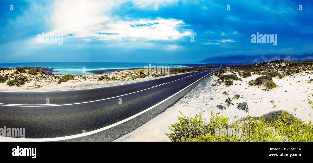 Strada attraverso il paesaggio panoramico fino alla destinazione. Immagine relativa a viaggi inesplorati e avventure su strada.concetto di viaggio in auto. Foto Stock