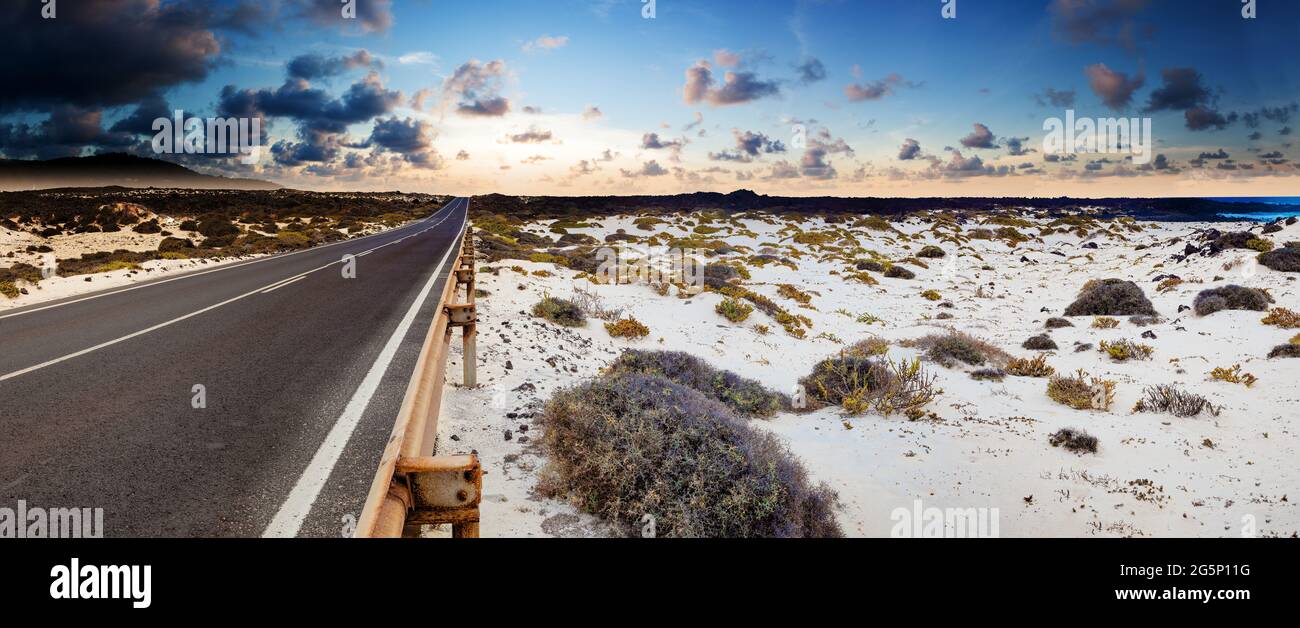 Strada attraverso il paesaggio panoramico fino alla destinazione. Immagine relativa a viaggi inesplorati e avventure su strada.concetto di viaggio in auto. Foto Stock
