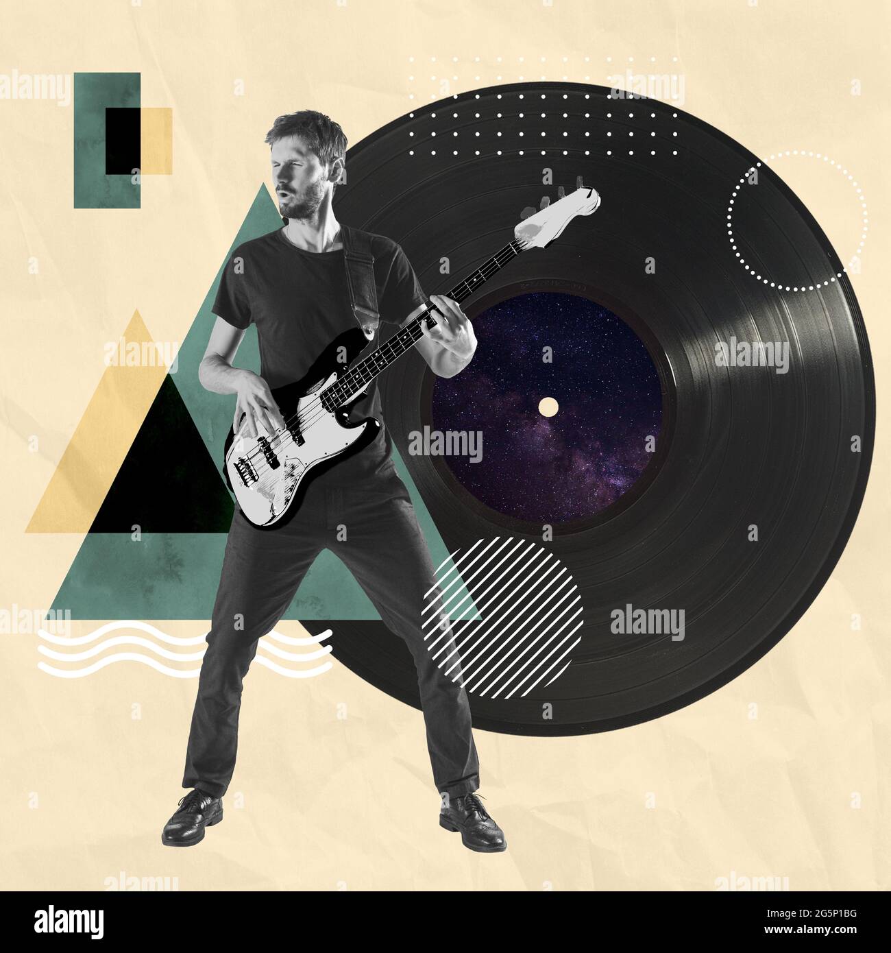 Collage d'arte contemporanea. Ispirazione, idea, stile urbano alla moda rivista. Giovane uomo che suona la chitarra isolato su sfondo nero in vinile. Musica Foto Stock