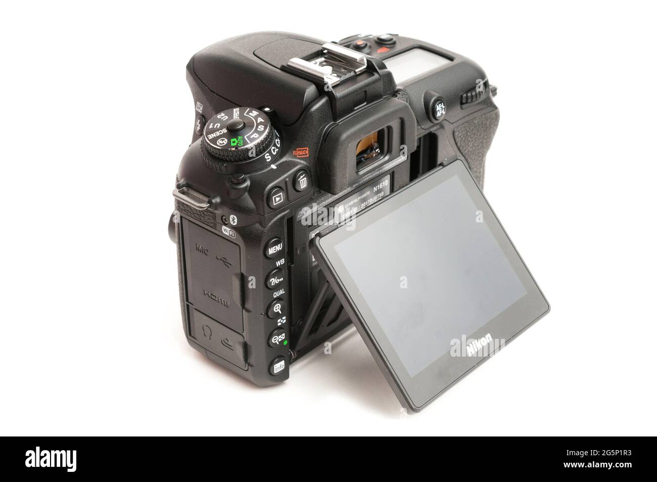Carrara, Italia - 26 giugno 2021 - Vista posteriore del corpo della fotocamera reflex digitale Nikon D7500 con schermo LCD inclinato Foto Stock
