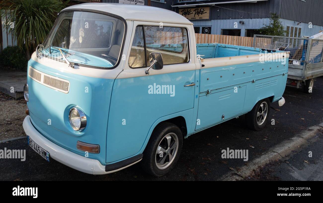 Bordeaux , Aquitaine Francia - 01 10 2021 : Volkswagen tipo 2 blu kombi pick-up Classic VW camion Van Foto Stock