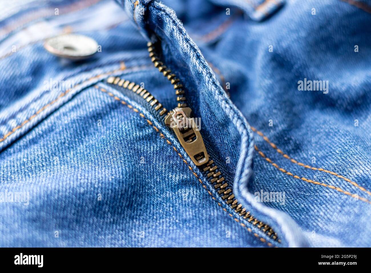 Jeans anteriore con zip aperta. Tessuto in denim blu brillante. Vista in  primo piano. Messa a fuoco selettiva Foto stock - Alamy