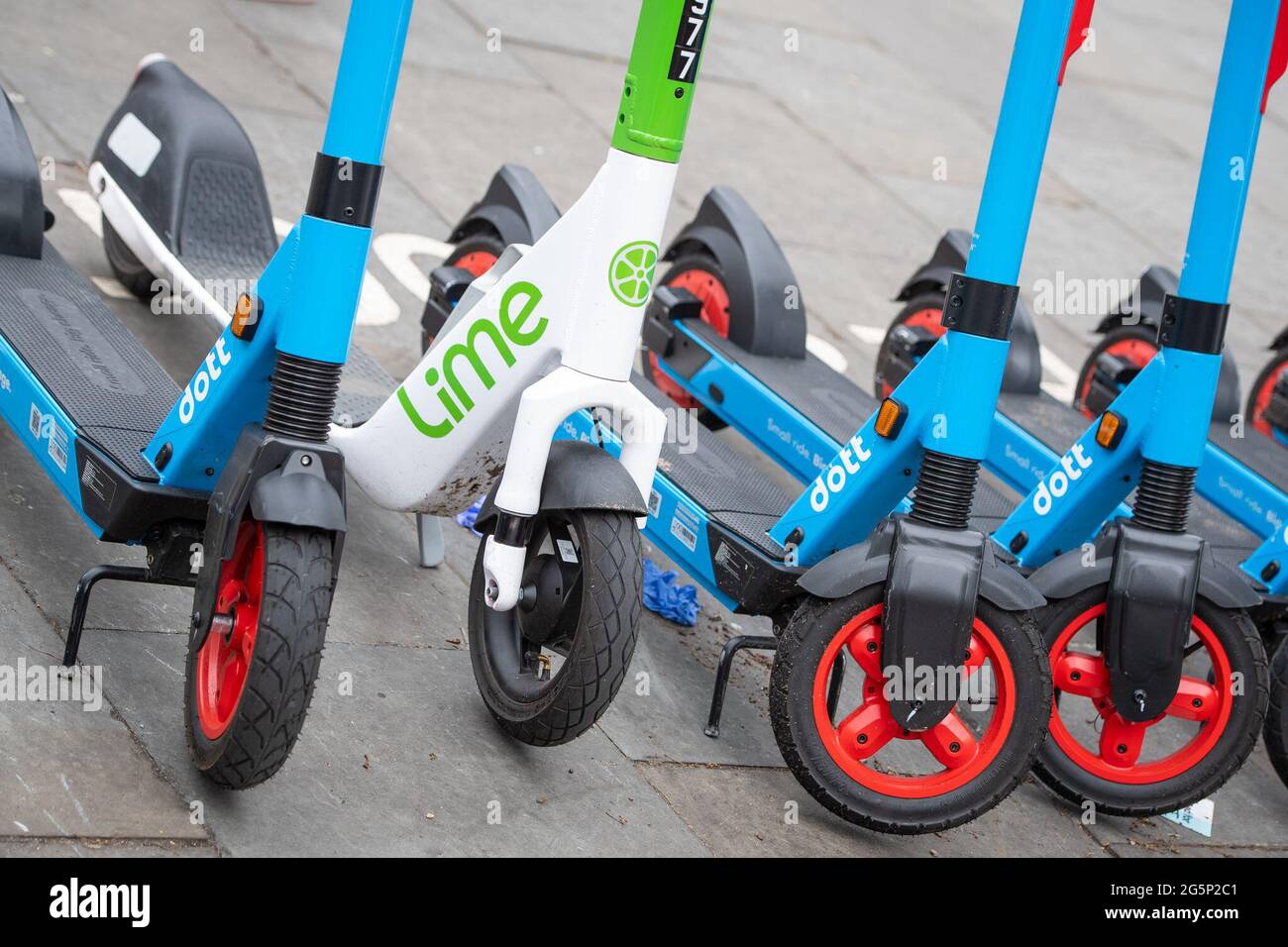 Panoramica generale degli e-Scooter gestiti da Dott, Lime e TIER presso un punto di noleggio e-Scooter a Kensington, West London Data immagine: Martedì 29 giugno 2021. Foto Stock