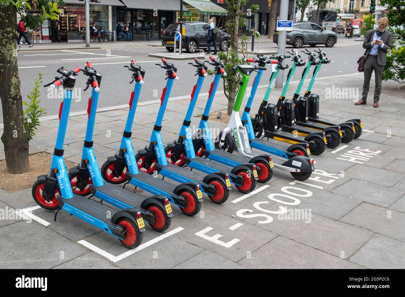 Panoramica generale degli e-Scooter gestiti da Dott, Lime e TIER presso un punto di noleggio e-Scooter a Kensington, West London Data immagine: Martedì 29 giugno 2021. Foto Stock