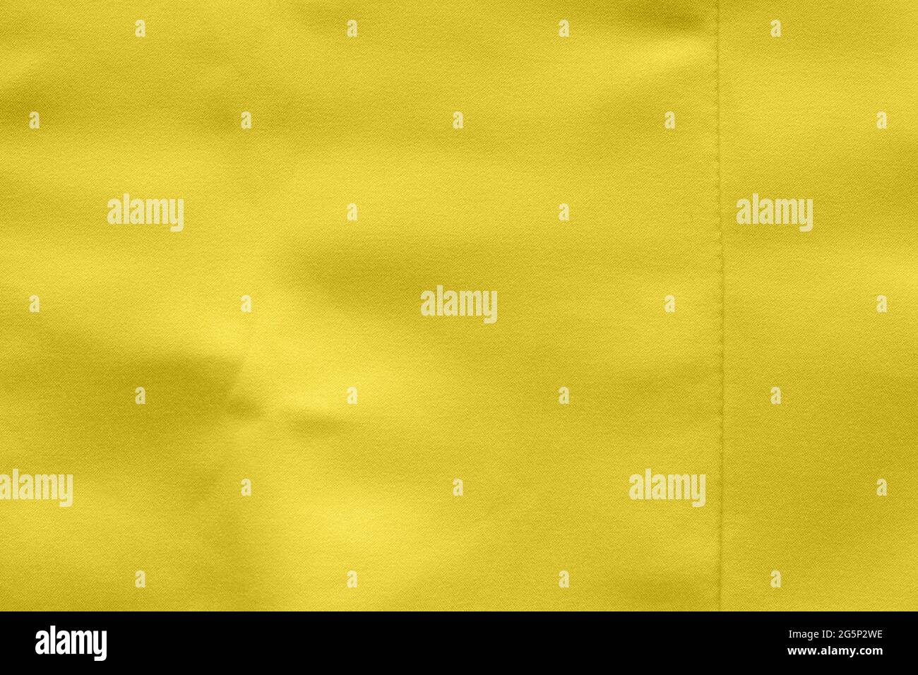 Tessuto satinato illuminante giallo. Matrimonio nuziale abito tessile sfondo. Foto Stock