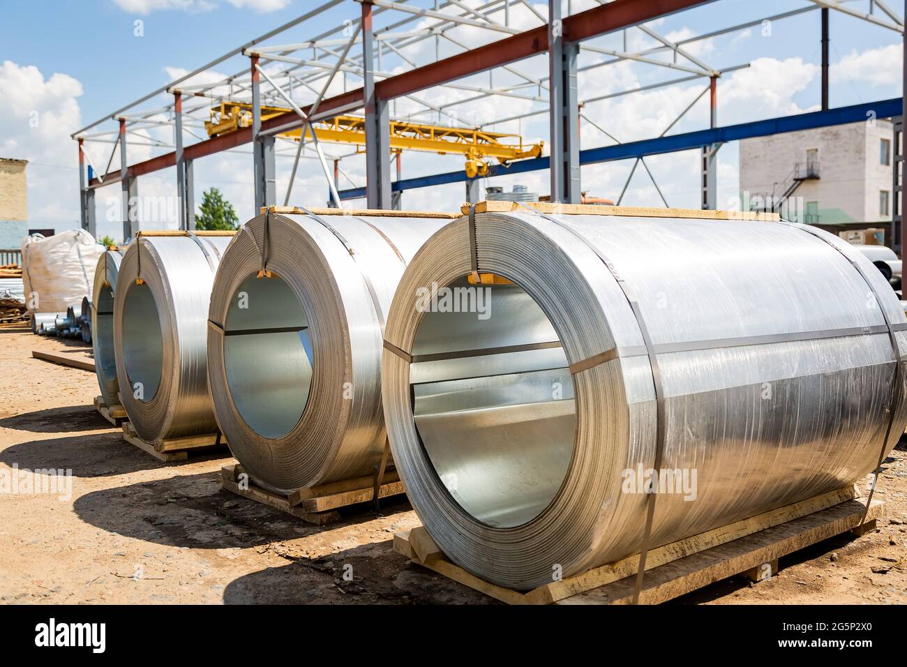 Rulli in acciaio inox. Rotoli di lamiera di acciaio nel magazzino. Un  rotolo di lamiera d'acciaio galvanizzata per la produzione di tubi e tubi  metallici in un Foto stock - Alamy