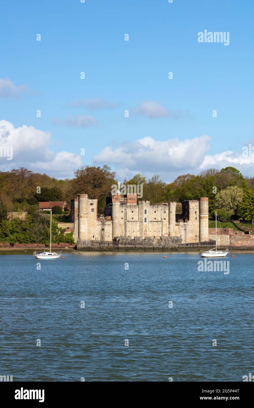 Upnor Castle sulla riva occidentale del fiume Medway, Upnor, vicino Chatham, Kent, Inghilterra, Regno Unito, Europa Foto Stock